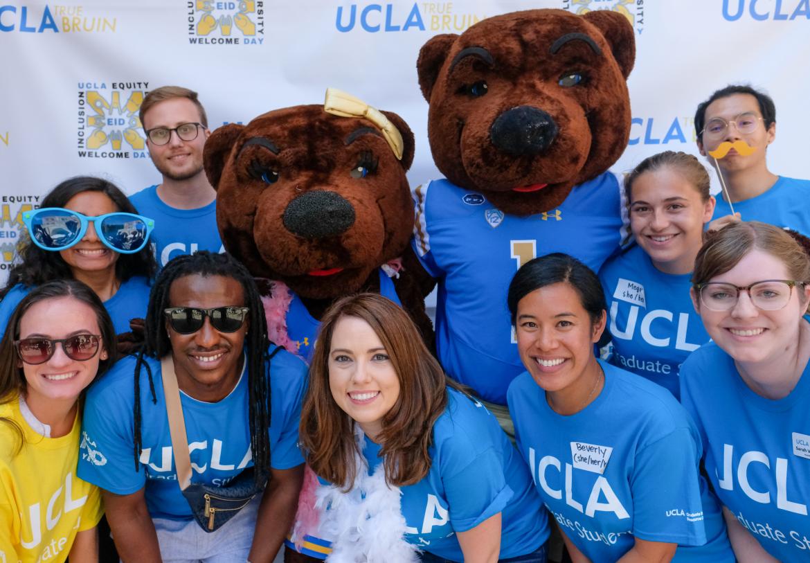 Group image of orientation volunteers with Joe and Josie Bruin (UCLA Mascots)